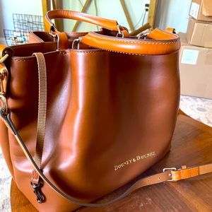 Dooney & Bourke  (City Barlow) bag never used- Natural color